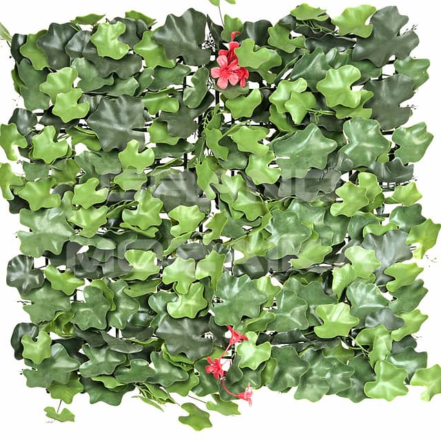 Трава искусственная, плющ с красными цветами