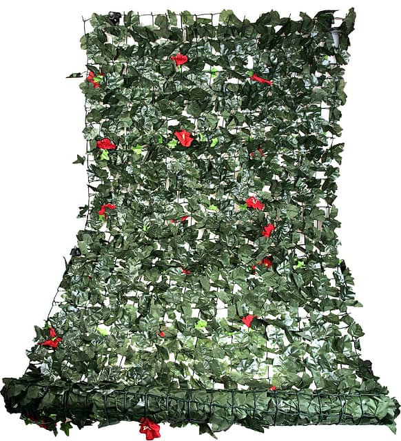 Рулон искусственной травы с красными цветами